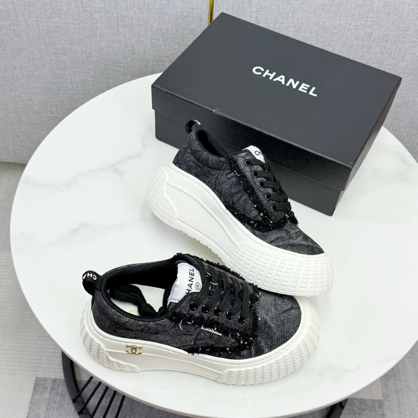 💕💕Factory direct selling price p640💕💕 Chanel Panda Shoes! 2025 counter's top casual sports shoes, this classic design; the upper is in the style of electric embroidery with various techniques; the outsole is fashionable and sporty; the unusual inclusion of a variety of color matching elements... The diversified mix and match is very good-looking and versatile, and can be used for leisure, fashion, sports, and outdoor... ꫛꫀꪝ Go➫ Materials: ❶Upper made of: original imported first-layer silk cowhide + original version waterproof cloth + original first-layer cowhide ❷Inner lining: Original Yangli+wang ❸ Outsole based on: Original TPU combination outsole Counter boutique packaging complete set for women 35–41